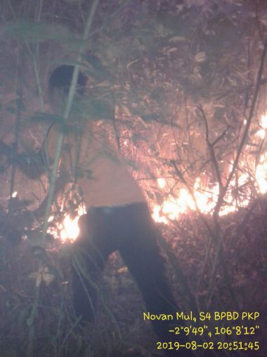 BPBD KOTA PANGKALPINANG BANTU PADAMKAN KEBAKARAN HUTAN DAN LAHAN DI JALAN PADANG BARU