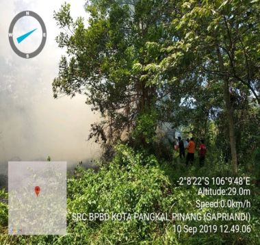 TERJADI LAGI, KEBAKARAN HUTAN DAN LAHAN DI BELAKANG PERUMAHAN TANJUNG BUNGA CLUSTER LILY KELURAHAN AIR ITAM