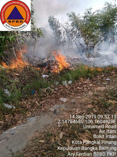 LAGI, KEBAKARAN HUTAN DAN LAHAN (KARHUTLA) TERJADI DI JALAN PULAU GELASA, KELURAHAN SINAR BULAN